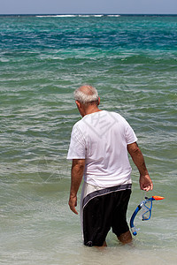 热带水域中老年公民的潜伏蓝色海洋假期里科娱乐岛民老年人闲暇海滩旅行图片