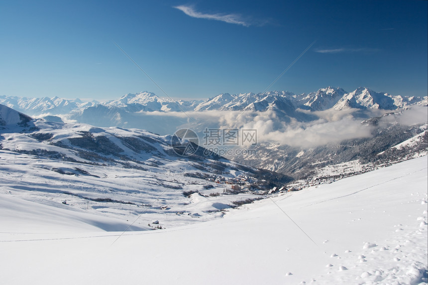 山山脉旅行白色中心村庄土地天空蓝色高山运动滑雪图片