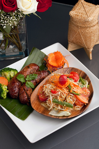 泰国香肠和索姆汤课程情调食物沙拉午餐异国萝卜美食用餐营养图片