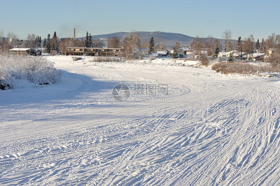 切纳河覆盖在冬季的雪和冰中图片
