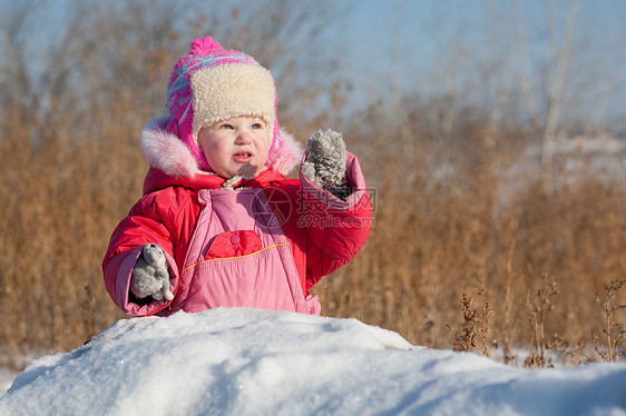 儿童在冬季的假期童年冻结手套季节快乐喜悦公园青年乐趣图片