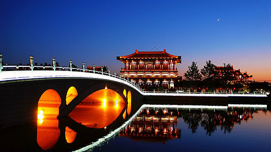 中国西安夜幕旅行历史建筑学镜子城市文化历史性景观蓝色场景图片
