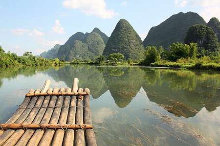 竹子在李河上漂浮 中国扬苏巡航乌龙漂流岩溶顶峰反射植物编队运输假期图片