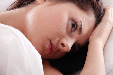 失眠女士压力卧室就寝沮丧枕头黑发时间女性苏醒图片