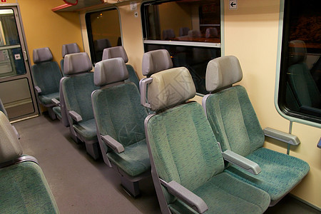 列火车铁路乘客座位民众车皮通勤者旅行运输白色后勤图片