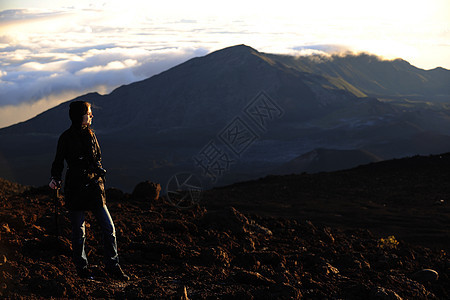 哈莱亚卡拉火山口的那个女孩旅行陨石阳光热带太阳假期女孩们火山山脉石头图片