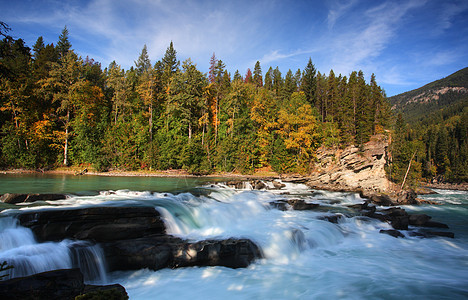 不列颠哥伦比亚省弗雷泽河的后卫瀑布风景水平松树岩石旅行环境颜色场景树木蓝天图片