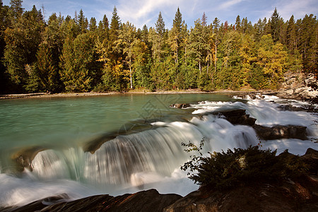 不列颠哥伦比亚省弗雷泽河的后卫瀑布松树树木岩石蓝天水平旅行风景环境颜色场景图片