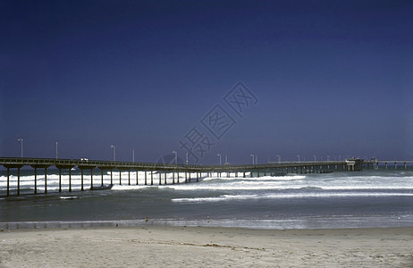码头海滩海洋海鸥支撑天空蓝色海岸背景图片