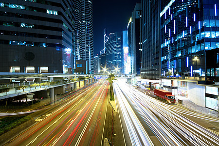 交通夜间城市建筑学辉光戏剧性运动商业地标车辆大街市中心图片