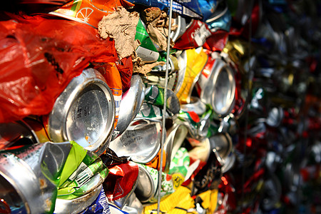 压缩的啤酒可以背景贴近环境材料饮料废料垃圾堆床单回收垃圾金属垃圾场图片