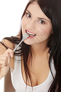 嘴里有叉子的女人食欲饮食女孩喜悦乐趣成人快乐诱惑微笑黑发图片