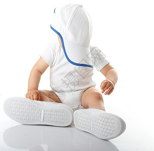 婴儿用鞋和基盘帽尝试婴儿男生帽子乐趣童年喜悦育儿眼睛运动情感生活图片