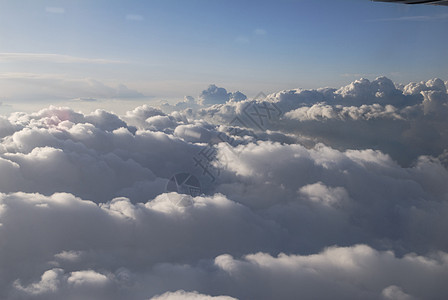 云层之上蓝色白色鸟瞰图航班地平线飞行日落天空航空公司日出图片