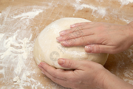 Kneading 面金手指面粉烘烤食物生活女士面包师烹饪厨房图片