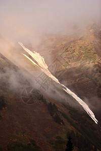B C 熊冰川国家公园上空的低云游客风景冰川旅行吸引力图片