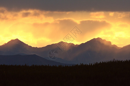 加拿大落基山脉太阳多云的高清图片
