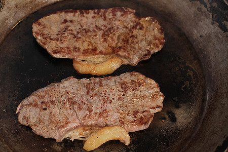 牛肉牛排屠夫倾斜杂货店食物营养胡椒烹饪铸铁市场用餐图片