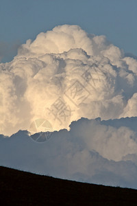 萨斯喀彻温的暴云风暴天空乡村植被编队爬坡场景绿色旅行天气图片