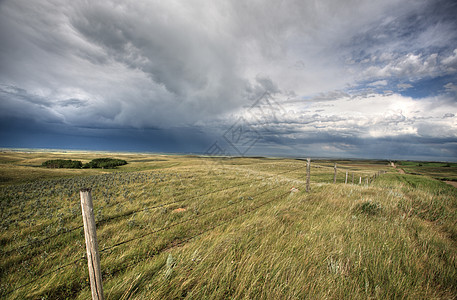 萨斯喀彻温的暴云乌云场景水平场地风暴干草乡村栅栏天空天气图片