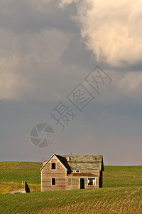萨斯喀彻温省家乡上空的暴云乡村天空旅行房子天气建筑物粮食风景场地植被图片