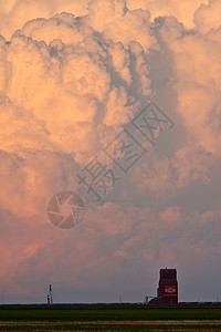 萨斯喀彻温省库穆洛尼姆布云风暴场景天空粮仓风景天气乡村旅行图片