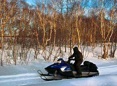 雪地移动司机滑雪摩托金属风景太阳机器冒险驾驶骑士图片