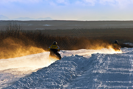 雪地移动太阳滑雪司机爬坡机器竞赛男人冒险游戏驾驶图片