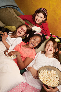 快乐的小女孩长椅孩子女性小吃女孩们友谊爆米花四人朋友们编织图片