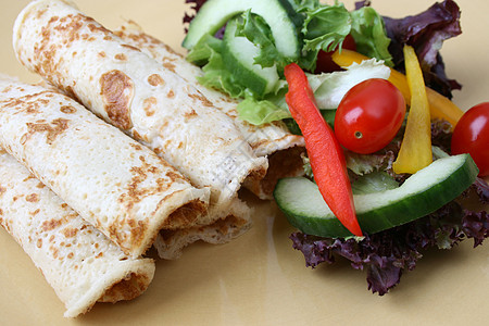 沙拉和煎饼小吃黄瓜西红柿问题面团健康饮食绿色树叶食物图片