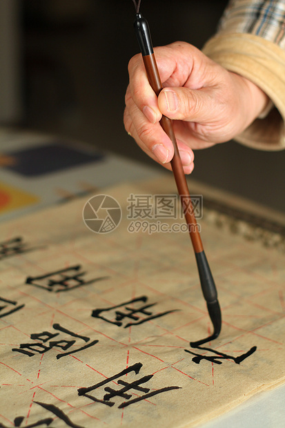 一个老人用笔笔做书法的老男人黑色象形绘画脚本手指练习画笔文字墨水钢笔图片