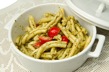 带害虫的意大利面粉午餐草本植物香蒜白色食物摄影健康面条绿色叶子图片