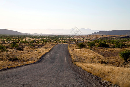 纳米比亚的碎石路天空地形干旱土地爬坡场景荒野极端风景孤独图片