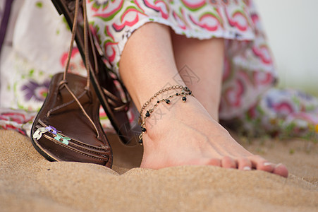 春季春天凉鞋皮革女孩装饰品赤脚阳光裙子水平海滩晴天图片
