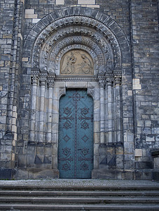 窗口门教堂历史性建筑学历史风格教会建筑凸肚旅行背景图片