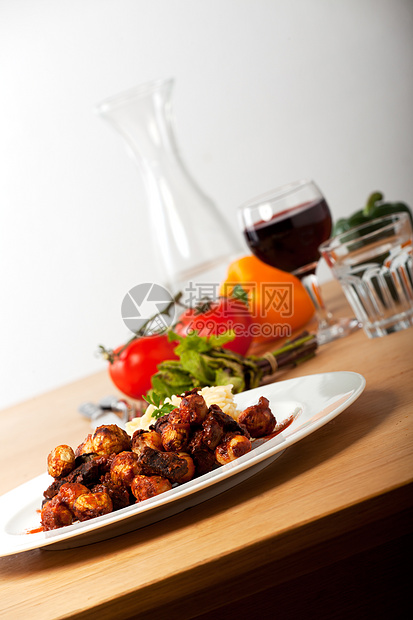 特写传统的希腊石灰沙司提法多盘菜盘子桂冠兔子洋葱食物烹饪午餐蔬菜图片