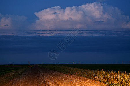 萨斯喀彻温省风景沙尘云的堆积风暴水平旅行天空场景乡村天气照片草原栅栏图片