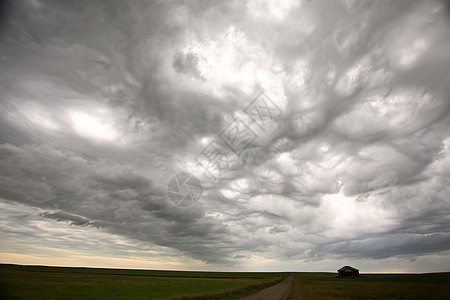 萨斯喀彻温乡村公路上的暴云植被天气国家旅行草原建筑照片场景场地风景图片