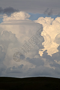 在景色优美的萨斯喀彻温形成美丽的山积云天空草原爬坡乡村风景照片旅行场景风暴天气图片