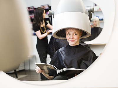 美容派女孩美容师水平阅读前景护理美容发型治疗微笑表情图片