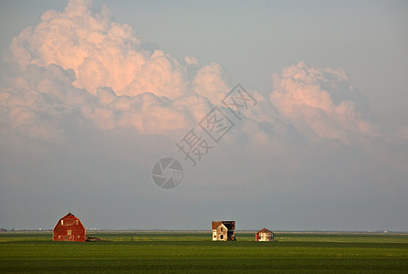 萨斯喀彻温农村上空的风暴云层建筑物水平农场照片旅行植被绿色乡村天气天空图片