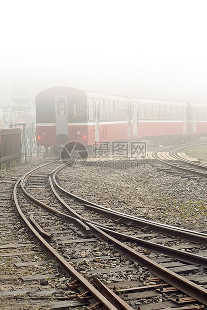 火车和铁路绿色路线旅行交通金属森林过境薄雾风景小路图片