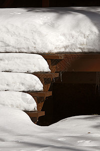 夏日小屋楼梯上铺满的雪图片