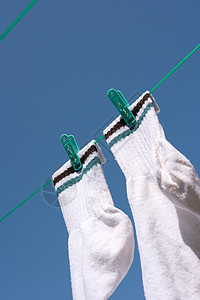 干燥袜子绳索晴天工作家务天空衣架织物衣绳蓝色图片