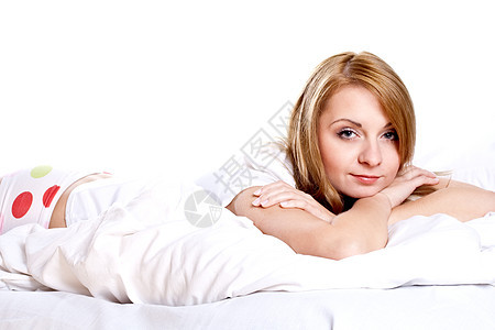 妇女躺在卧室里微笑着的笑容就寝头发枕头福利快乐房间成人睡眠衣服女性图片