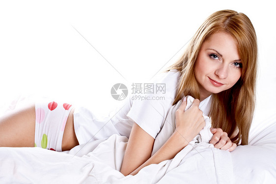 妇女躺在卧室里微笑着的笑容快乐成人寝具头发衣服枕头房间女性就寝睡眠图片