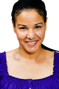 女人微笑的肖像白色衣服女士紫色幸福混血背景图片