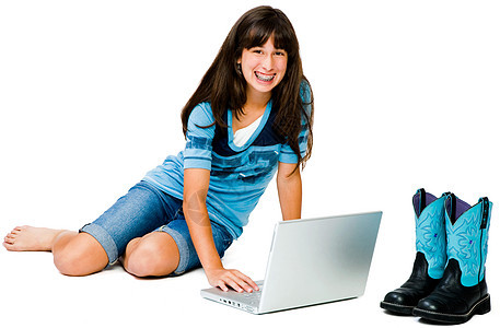 拉丁美洲少女使用笔记本电脑图片