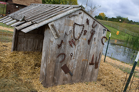 挂在墙上的古老农具贮存木头便利乡村马蹄铁工具工艺夹钳农场谷仓图片