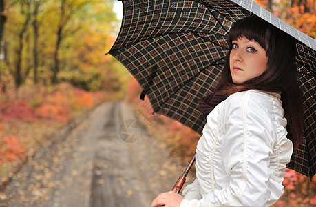 那个穿着雨伞的秋天木头的女孩车道女孩们女性女士死亡森林围巾小路大街叶子图片
